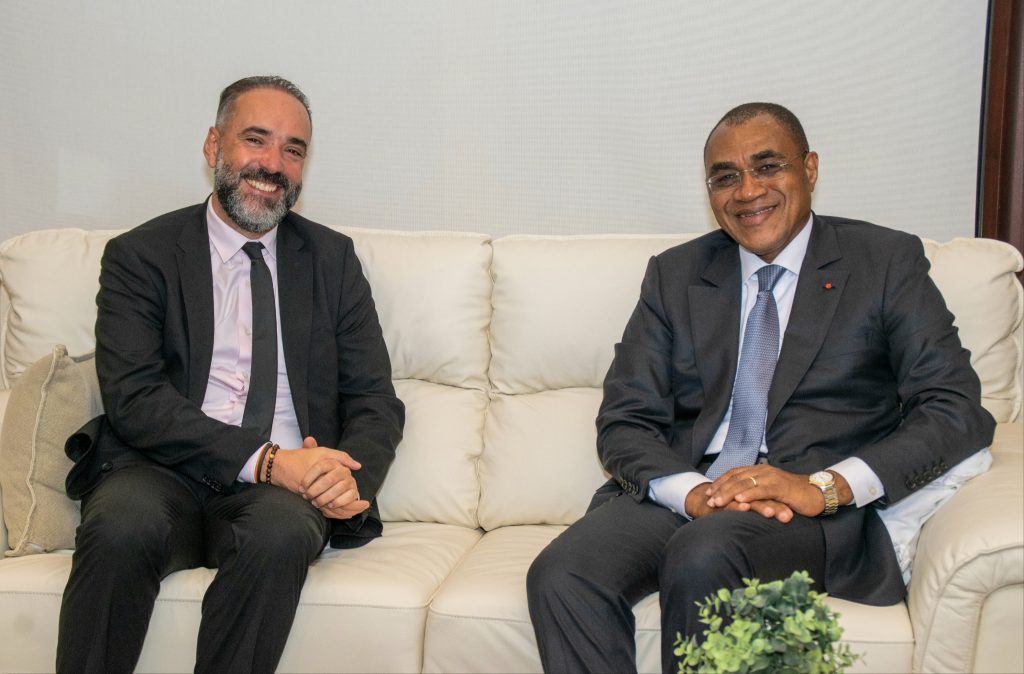 M. Kamal MOKDAD Directeur Général de la BCP et de l’International et M. Adama COULIBALY Ministre de l’Économie et des Finances de la République de Côte d’Ivoire.