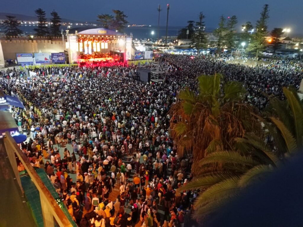 Festival Gnaoua : 300.000 festivaliers, plus de 35 Maâlems, 480 musiciens et 15 pays 1 festival gnaoua