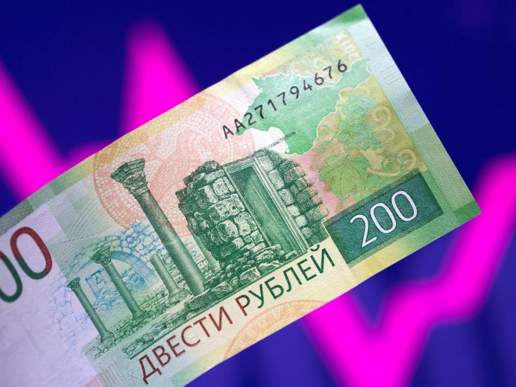 Le rouble russe atteint son plus haut niveau depuis plus de 2 semaines par rapport au dollar 1 rouble