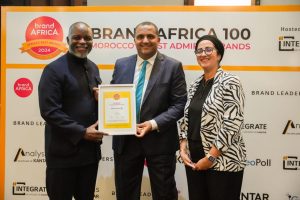 M. Jazouli recevant l'award bank of Africa